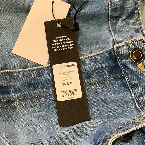 Fashion Nova Jeans Size 11 Stepping Up Split Hem Skinny jeans NWT. - Picture 2 of 4